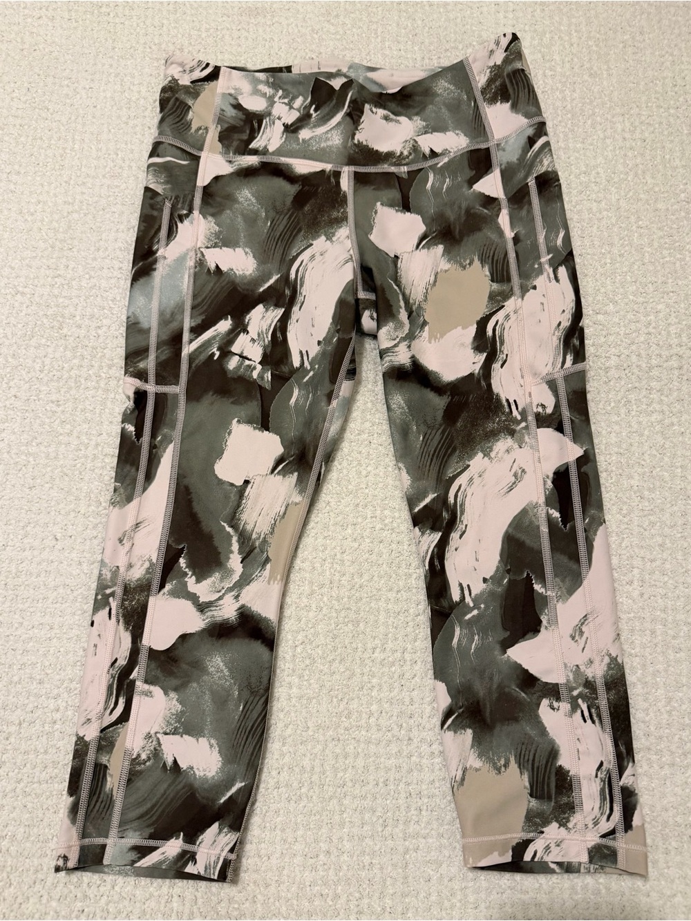 Athleta Ultimate Stash II Capri Leggings in Painted Energy Olive Size L